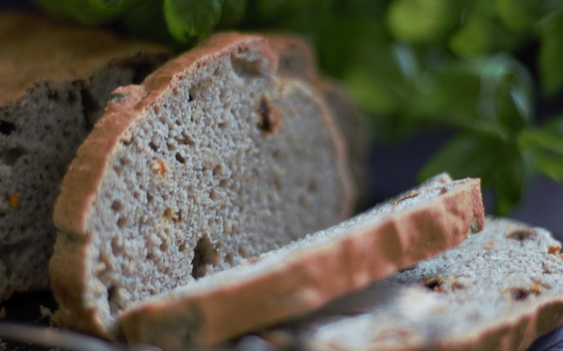 Linolsäurearmes Brot, mediterran mit Tomate und Basilikum
